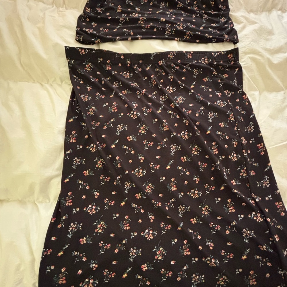 Dark Floral Crop Top and Skirt Set - Picture 4 of 4